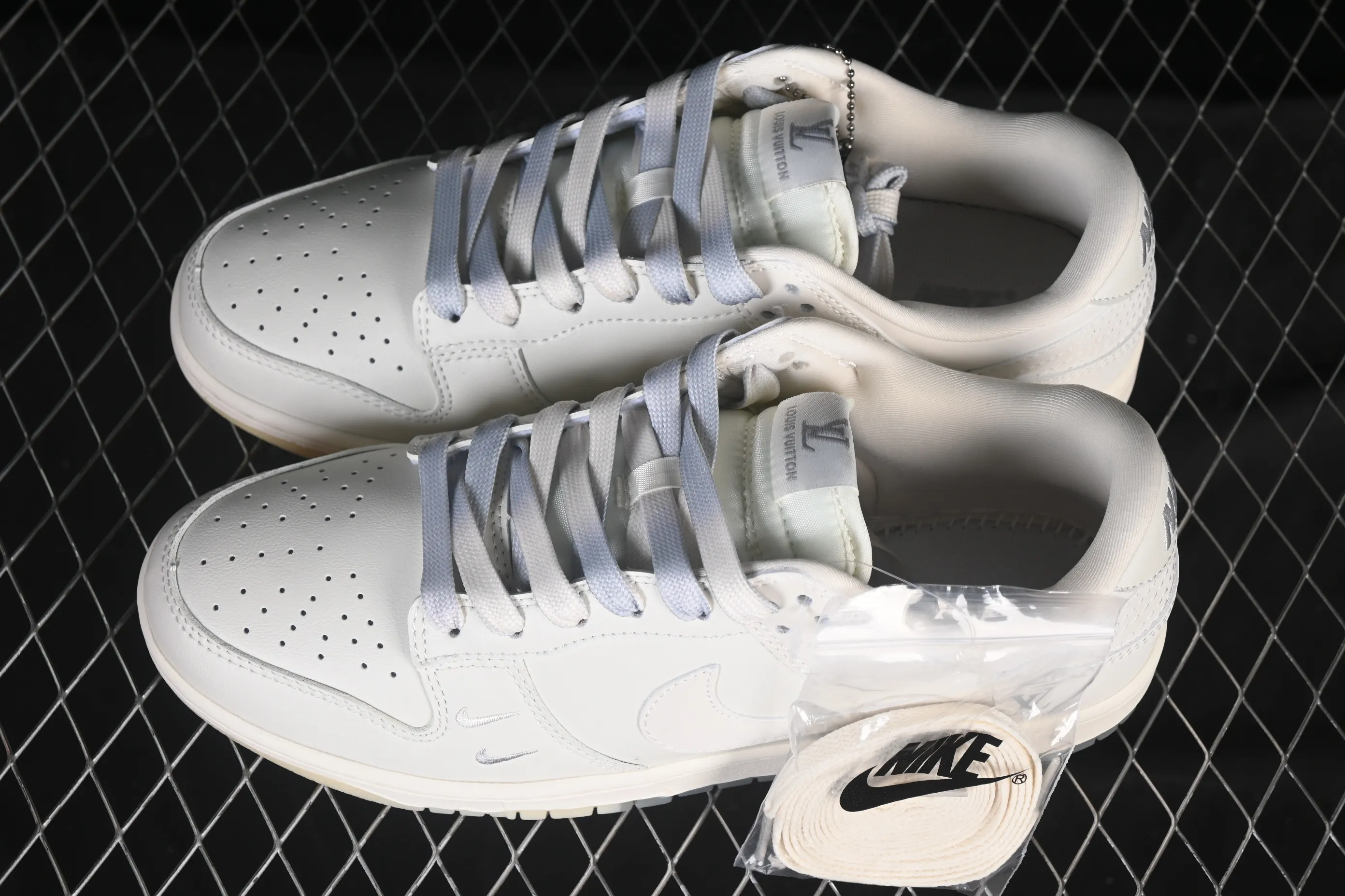 All categories Nk SB Dunk Series Nk SB Dunk Low High-end customized low-top sneakers Nike SB Dunk Low LV co-branded beige double hook crystal bottom Anniversary high-end customized low-top casual sneakers XX3168-190